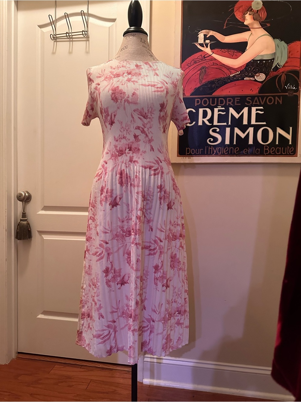 Feminine Pink Floral Midi Dress with Pleated Skirt